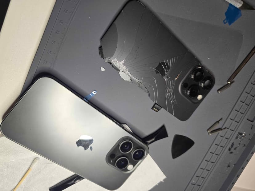 Reparasjon av iPhone 15 bakdeksel